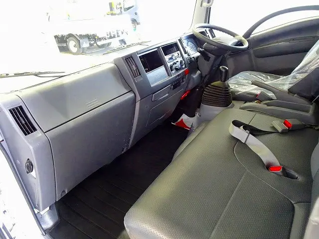 AC　PS　PW　SRS　ABS　キーフリー　左電格ミラー　AM/FMラジオ　ターボ　排気ブレーキ　アイドリングストップ　トラクションコントロール　室内蛍光灯|いすゞ エルフ TPG-NPR85YN(2WD)の写真11