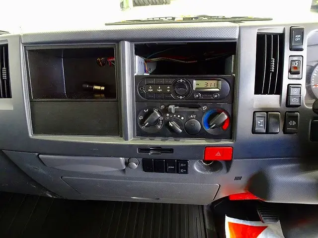 AC　PS　PW　SRS　ABS　キーフリー　左電格ミラー　AM/FMラジオ　ターボ　排気ブレーキ　アイドリングストップ　トラクションコントロール　室内蛍光灯|いすゞ エルフ TPG-NPR85YN(2WD)の写真14