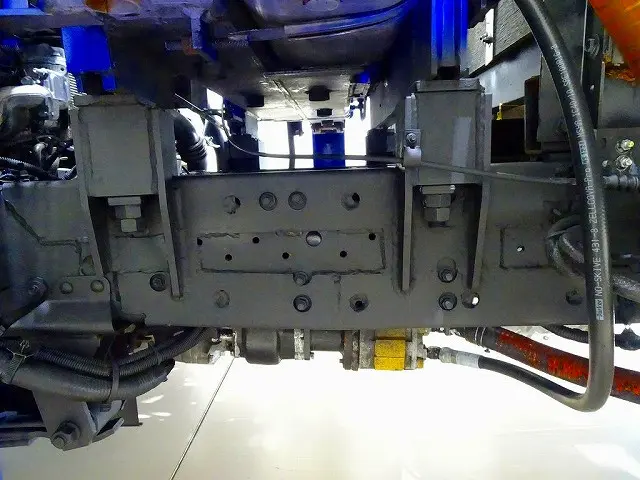 燃料タンク100L　シャーシは 錆止め/マフラー塗装 仕上げに力を入れています。|いすゞ エルフ TPG-NPR85YN(2WD)の写真43