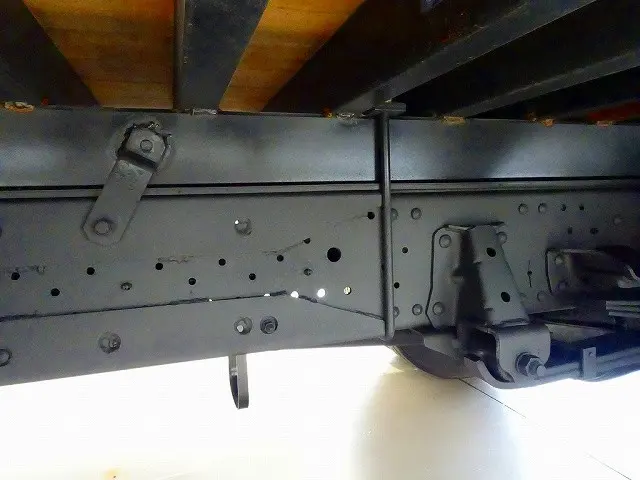 燃料タンク100L　シャーシは 錆止め/マフラー塗装 仕上げに力を入れています。|いすゞ エルフ TPG-NPR85YN(2WD)の写真44