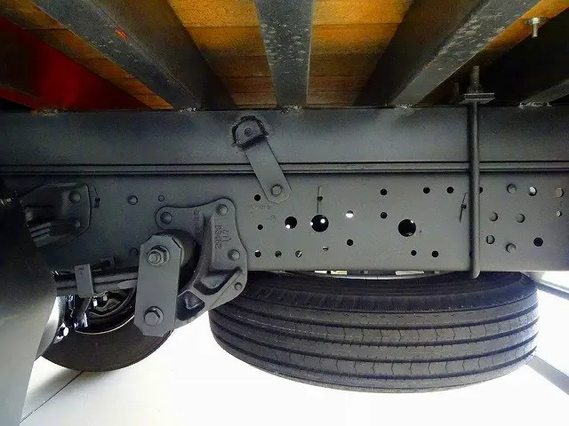 燃料タンク100L　シャーシは 錆止め/マフラー塗装 仕上げに力を入れています。|いすゞ エルフ TPG-NPR85YN(2WD)の写真45