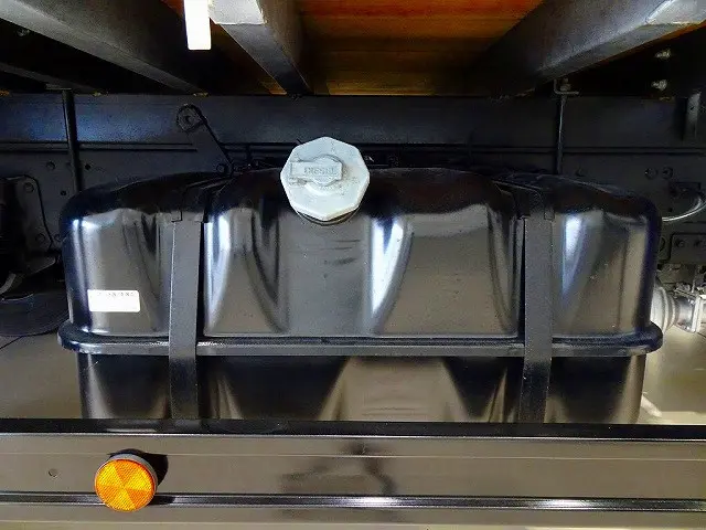燃料タンク100L　シャーシは 錆止め/マフラー塗装 仕上げに力を入れています。|いすゞ エルフ TPG-NPR85YN(2WD)の写真48