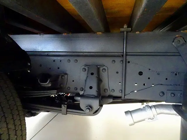 燃料タンク100L　シャーシは 錆止め/マフラー塗装 仕上げに力を入れています。|いすゞ エルフ TPG-NPR85YN(2WD)の写真49