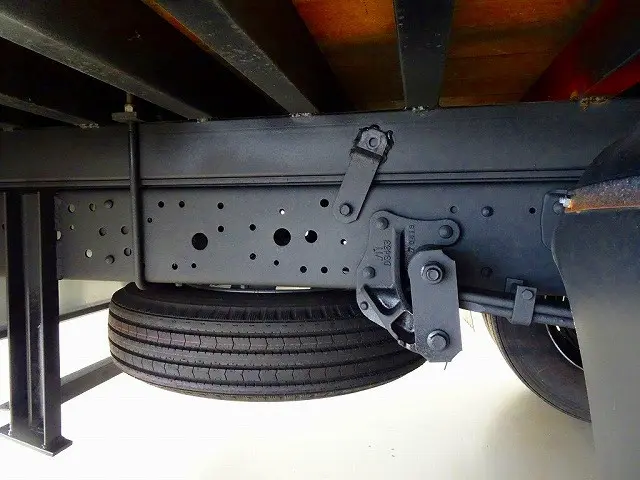 燃料タンク100L　シャーシは 錆止め/マフラー塗装 仕上げに力を入れています。|いすゞ エルフ TPG-NPR85YN(2WD)の写真50