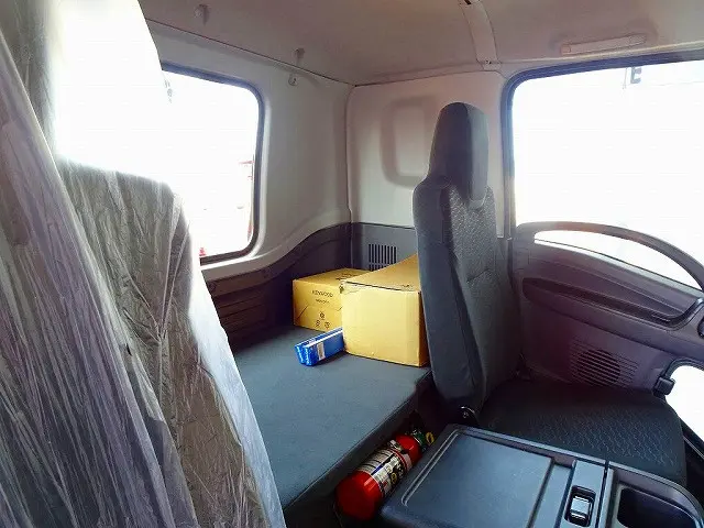 2人乗り　標準ベッド付　室内LED灯|いすゞ フォワード 2RG-FRS90J4(4WD)の写真10