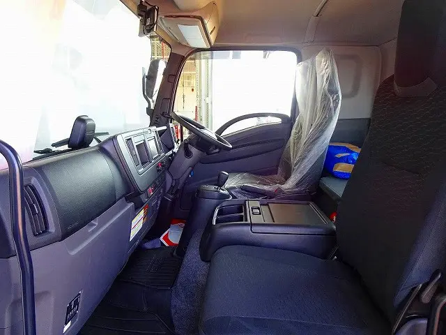 車線逸脱警報装置　衝突被害軽減ブレーキ　アイドリングストップ　フォグランプ　トラクションコントロール　室内LED灯|いすゞ フォワード 2RG-FRS90J4(4WD)の写真11