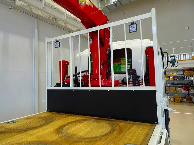 荷台内寸：466×218×40　三方開　横ねた13本　埋め込みフック4対　鳥居作業灯2個　リアブル積み加工/3t日軽アルミブリッジ3600ｍｍ2本　荷台用幌シート　ユニック3段2.9t吊セルフクレーン|いすゞ フォワード 2RG-FRS90J4(4WD)の写真24