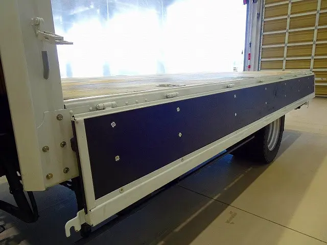 荷台内寸：466×218×40　三方開　横ねた13本　埋め込みフック4対　鳥居作業灯2個　リアブル積み加工/3t日軽アルミブリッジ3600ｍｍ2本　荷台用幌シート　ユニック3段2.9t吊セルフクレーン|いすゞ フォワード 2RG-FRS90J4(4WD)の写真28