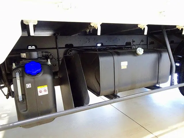 アドブルー　燃料タンク100L　タイヤ止め2個　クレーン足場板2枚　右シャシリアFRP製工具箱　消火器1個|いすゞ フォワード 2RG-FRS90J4(4WD)の写真39