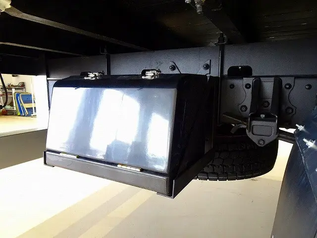 アドブルー　燃料タンク100L　タイヤ止め2個　クレーン足場板2枚　右シャシリアFRP製工具箱　消火器1個|いすゞ フォワード 2RG-FRS90J4(4WD)の写真46