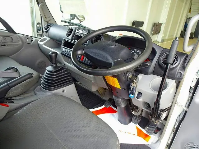 AC　PS　PW　SRS　ABS　キーレス(不良)/集中ドアロック(不良)　左電格ミラー　AM/FMラジオ　ターボ　排気ブレーキ　坂道発進補助装置　アイドリングストップ|日野 デュトロ SKG-XZU675M(4WD)の写真5