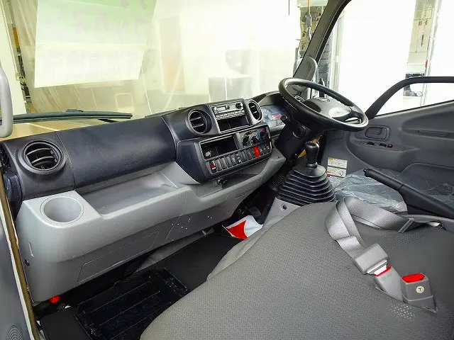 AC　PS　PW　SRS　ABS　キーレス(不良)/集中ドアロック(不良)　左電格ミラー　AM/FMラジオ　ターボ　排気ブレーキ　坂道発進補助装置　アイドリングストップ|日野 デュトロ SKG-XZU675M(4WD)の写真7