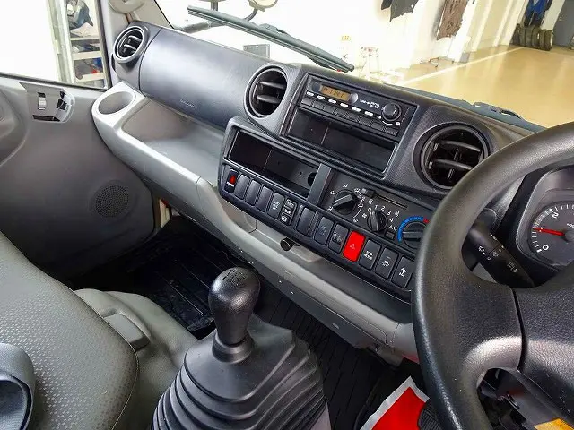 AC　PS　PW　SRS　ABS　キーレス(不良)/集中ドアロック(不良)　左電格ミラー　AM/FMラジオ　ターボ　排気ブレーキ　坂道発進補助装置　アイドリングストップ|日野 デュトロ SKG-XZU675M(4WD)の写真9