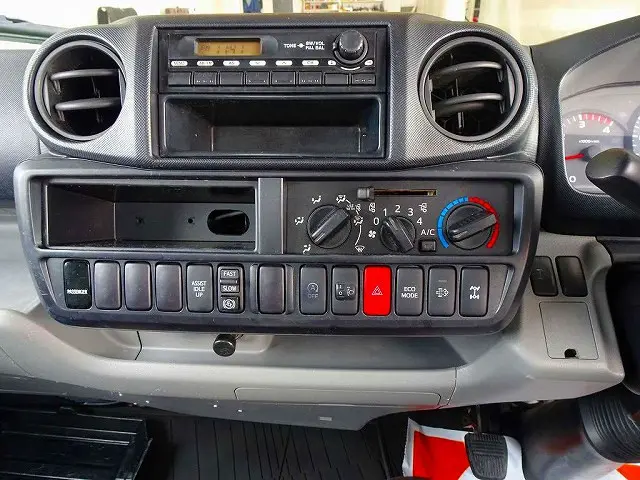 AC　PS　PW　SRS　ABS　キーレス(不良)/集中ドアロック(不良)　左電格ミラー　AM/FMラジオ　ターボ　排気ブレーキ　坂道発進補助装置　アイドリングストップ|日野 デュトロ SKG-XZU675M(4WD)の写真10