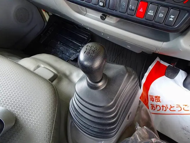 フロア5MT|日野 デュトロ SKG-XZU675M(4WD)の写真13