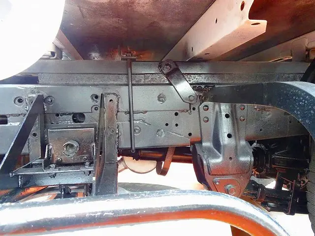 シャーシは 錆止め/マフラー塗装 仕上げに力を入れています。|日野 デュトロ SKG-XZU675M(4WD)の写真37