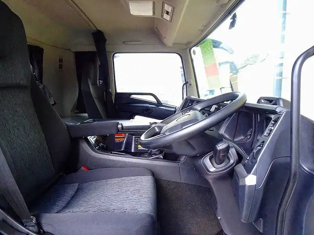 アドブルー E/Gリターダ デフロック クルーズコントロール EZGO 車線逸脱警報装置 衝突被害軽減ブレーキ アイドリングストップ フォグランプ トラクションコントロール|三菱 スーパーグレート 2KG-FS70HZ(8x4)の写真6