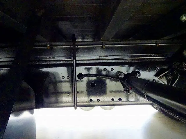 シャーシは 錆止め/マフラー塗装 仕上げに力を入れています。|三菱 スーパーグレート 2KG-FS70HZ(8x4)の写真41