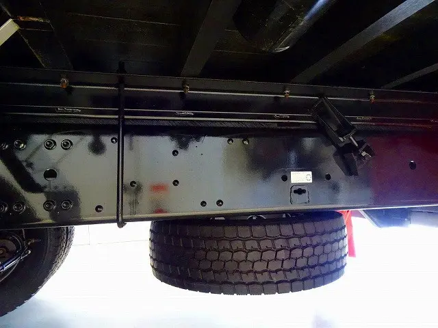 シャーシは 錆止め/マフラー塗装 仕上げに力を入れています。|三菱 スーパーグレート 2KG-FS70HZ(8x4)の写真43