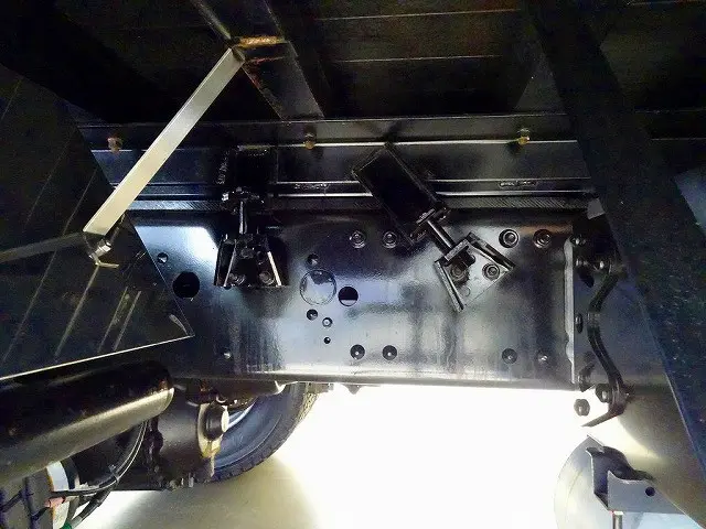 シャーシは 錆止め/マフラー塗装 仕上げに力を入れています。|三菱 スーパーグレート 2KG-FS70HZ(8x4)の写真47