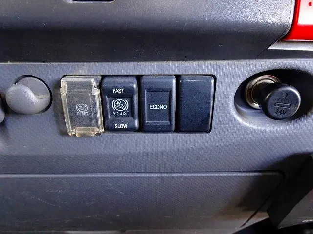 いすゞ エルフ TRG-NMR85R(2WD)の写真12