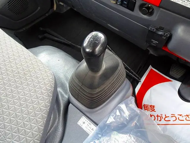 フロア6MT|いすゞ エルフ TRG-NMR85R(2WD)の写真15