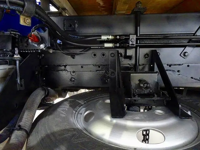 燃料タンク100L　シャーシは 錆止め/マフラー塗装 仕上げに力を入れています。|いすゞ エルフ TRG-NMR85R(2WD)の写真40