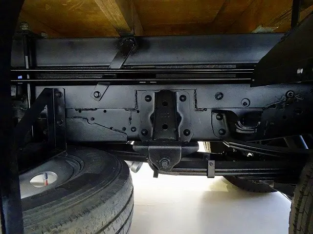 燃料タンク100L　シャーシは 錆止め/マフラー塗装 仕上げに力を入れています。|いすゞ エルフ TRG-NMR85R(2WD)の写真41