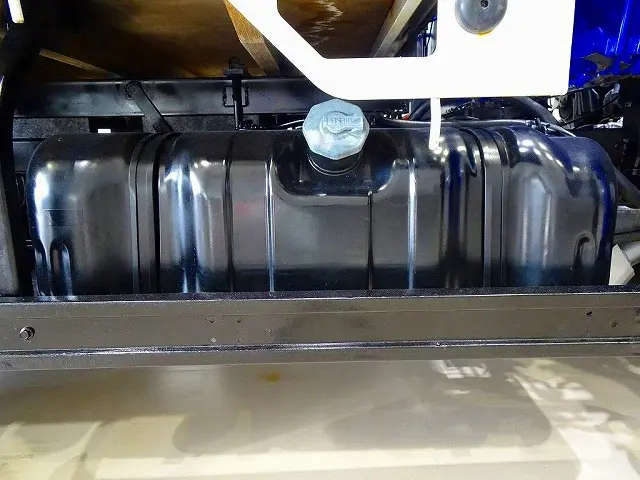 燃料タンク100L　シャーシは 錆止め/マフラー塗装 仕上げに力を入れています。|いすゞ エルフ TRG-NMR85R(2WD)の写真45