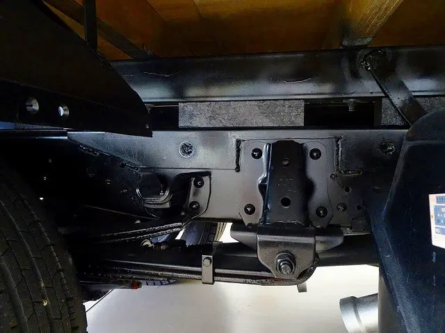 燃料タンク100L　シャーシは 錆止め/マフラー塗装 仕上げに力を入れています。|いすゞ エルフ TRG-NMR85R(2WD)の写真46