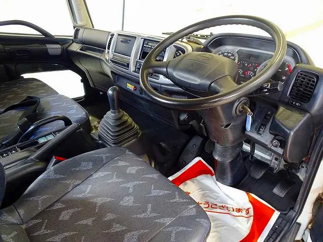 AC　PS　PW　SRS　ABS　集中ドアロック　左電格ミラー　AM/FMラジオ　ETC　ターボ　排気ブレーキ　坂道発進補助装置　フォグランプ　室内蛍光灯|日野 レンジャー TKG-FC9JKAP(2WD)の写真5