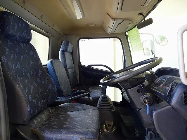 AC　PS　PW　SRS　ABS　集中ドアロック　左電格ミラー　AM/FMラジオ　ETC　ターボ　排気ブレーキ　坂道発進補助装置　フォグランプ　室内蛍光灯|日野 レンジャー TKG-FC9JKAP(2WD)の写真6