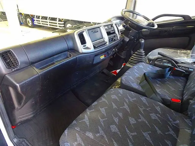 AC　PS　PW　SRS　ABS　集中ドアロック　左電格ミラー　AM/FMラジオ　ETC　ターボ　排気ブレーキ　坂道発進補助装置　フォグランプ　室内蛍光灯|日野 レンジャー TKG-FC9JKAP(2WD)の写真7