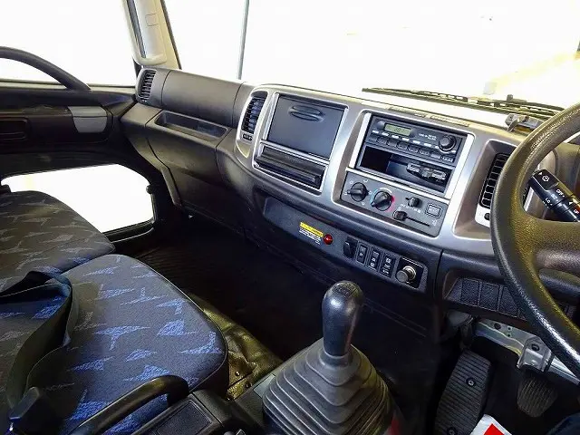 AC　PS　PW　SRS　ABS　集中ドアロック　左電格ミラー　AM/FMラジオ　ETC　ターボ　排気ブレーキ　坂道発進補助装置　フォグランプ　室内蛍光灯|日野 レンジャー TKG-FC9JKAP(2WD)の写真9