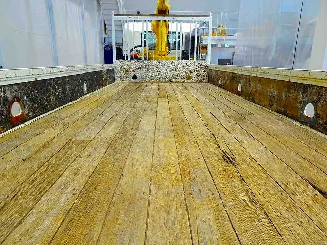 下荷台内寸：540×214×40　三方開　セイコーラック　ロープ穴左右4対/前後2対　アオリ上部L型アングル補強　横ねた17本　鳥居鉄板張り/作業灯1個/枕木取付　ユニック4段 2.9t吊りクレーン付|日野 レンジャー TKG-FC9JKAP(2WD)の写真21