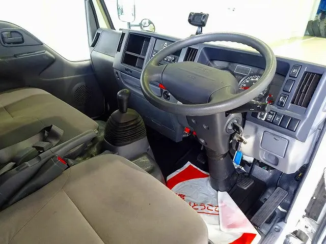 AC　PS　PW　SRS　ABS　キーレス　左電格ミラー　AM/FMラジオ　ターボ　排気ブレーキ　坂道発進補助装置　フォグランプ　トラクションコントロール|いすゞ エルフ TKG-NKR85N(2WD)の写真5