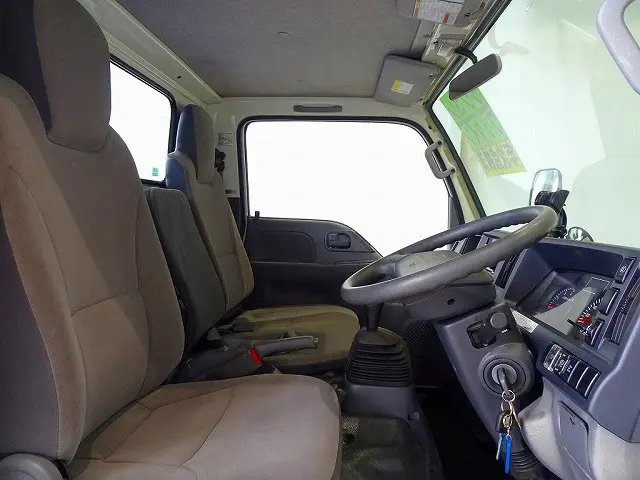 AC　PS　PW　SRS　ABS　キーレス　左電格ミラー　AM/FMラジオ　ターボ　排気ブレーキ　坂道発進補助装置　フォグランプ　トラクションコントロール|いすゞ エルフ TKG-NKR85N(2WD)の写真6