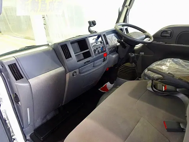 AC　PS　PW　SRS　ABS　キーレス　左電格ミラー　AM/FMラジオ　ターボ　排気ブレーキ　坂道発進補助装置　フォグランプ　トラクションコントロール|いすゞ エルフ TKG-NKR85N(2WD)の写真7