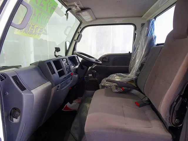 AC　PS　PW　SRS　ABS　キーレス　左電格ミラー　AM/FMラジオ　ターボ　排気ブレーキ　坂道発進補助装置　フォグランプ　トラクションコントロール|いすゞ エルフ TKG-NKR85N(2WD)の写真8