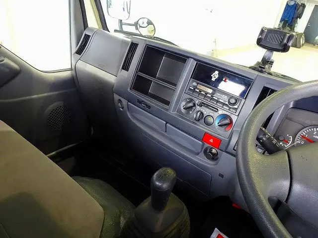 AC　PS　PW　SRS　ABS　キーレス　左電格ミラー　AM/FMラジオ　ターボ　排気ブレーキ　坂道発進補助装置　フォグランプ　トラクションコントロール|いすゞ エルフ TKG-NKR85N(2WD)の写真9