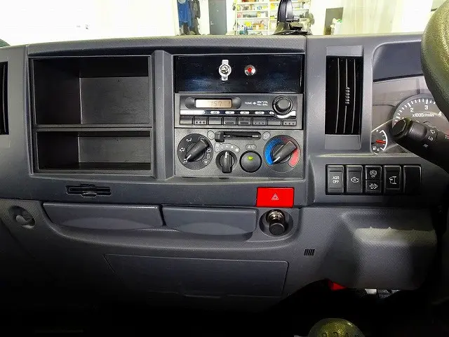AC　PS　PW　SRS　ABS　キーレス　左電格ミラー　AM/FMラジオ　ターボ　排気ブレーキ　坂道発進補助装置　フォグランプ　トラクションコントロール|いすゞ エルフ TKG-NKR85N(2WD)の写真10