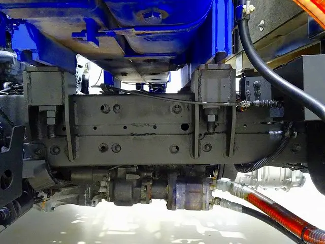 シャーシは 錆止め/マフラー塗装 仕上げに力を入れています。|いすゞ エルフ TKG-NKR85N(2WD)の写真35