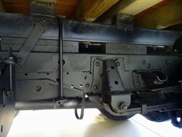 シャーシは 錆止め/マフラー塗装 仕上げに力を入れています。|いすゞ エルフ TKG-NKR85N(2WD)の写真36