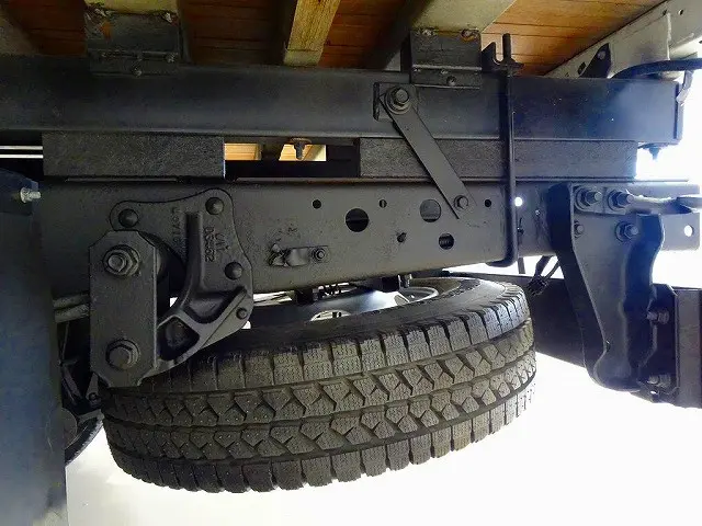 シャーシは 錆止め/マフラー塗装 仕上げに力を入れています。|いすゞ エルフ TKG-NKR85N(2WD)の写真37