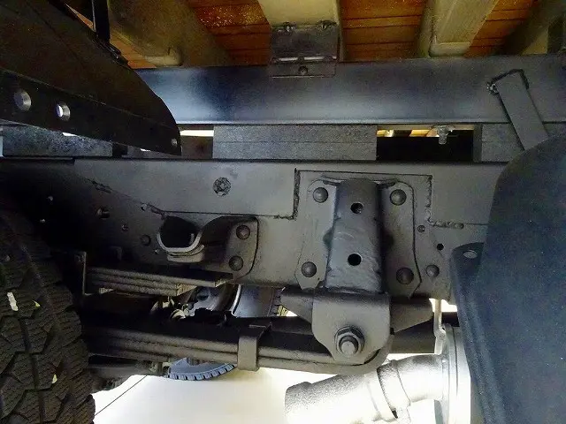 シャーシは 錆止め/マフラー塗装 仕上げに力を入れています。|いすゞ エルフ TKG-NKR85N(2WD)の写真42