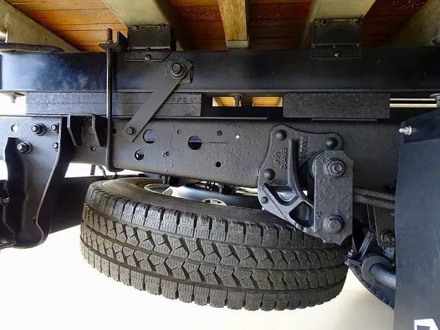 シャーシは 錆止め/マフラー塗装 仕上げに力を入れています。|いすゞ エルフ TKG-NKR85N(2WD)の写真43