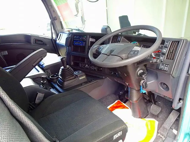 AAC PS PW SRS ABS キーレス 左電格ミラー/ヒーター/ワイパー エアサスシート/肘掛け/シートヒーター/クーラー付 ETC2.0 バックモニター ドラレコ デジタコ|いすゞ ギガ 2PG-CYY77C(6x4)の写真5