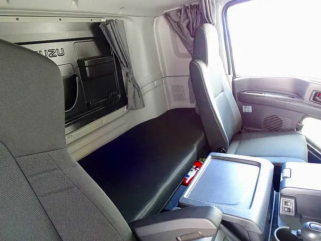 2人乗り ベッド付 室内LED灯/カーテン 消火器1個|いすゞ ギガ 2PG-CYY77C(6x4)の写真7