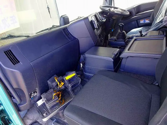 AAC PS PW SRS ABS キーレス 左電格ミラー/ヒーター/ワイパー エアサスシート/肘掛け/シートヒーター/クーラー付 ETC2.0 バックモニター ドラレコ デジタコ|いすゞ ギガ 2PG-CYY77C(6x4)の写真8