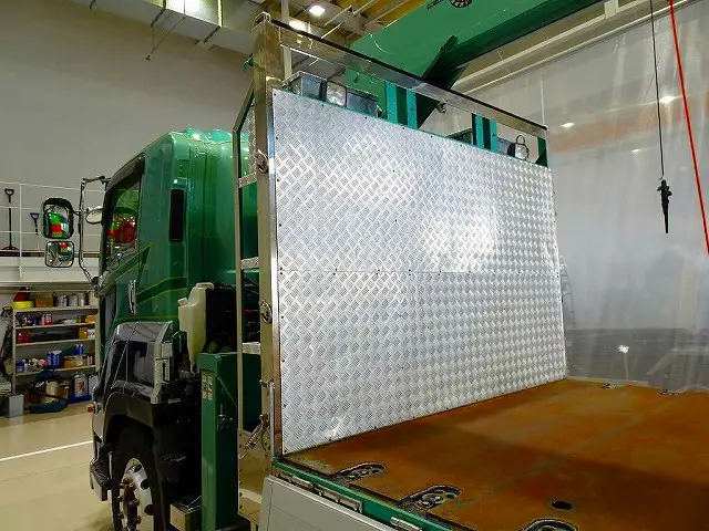 前立て鳥居アルミ縞鋼板張り/左右作業灯/左右アルミ縞鋼板工具箱/上部ゴム張り |いすゞ ギガ 2PG-CYY77C(6x4)の写真26